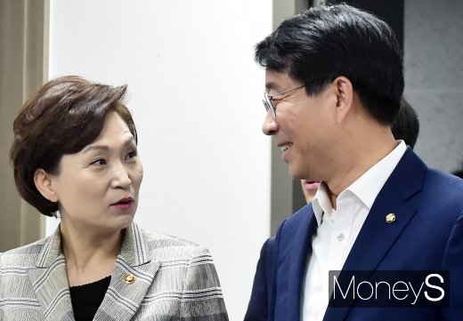 [머니S포토] 택시제도 개편, 입장하는 김현미-조정식