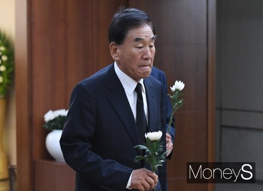 [머니S포토] 이재오, 정두언 빈소 조문