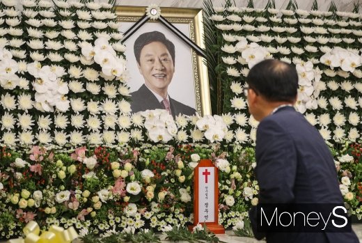 [머니S포토] 정두언 빈소 찾은 조문객들