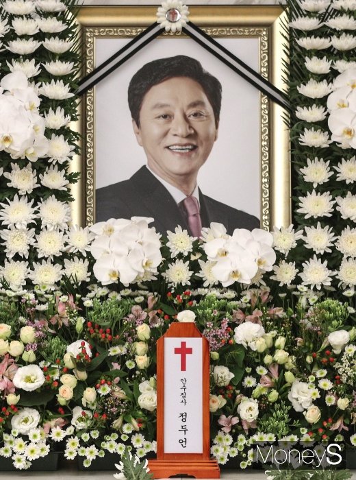 [머니S포토] 정두언 '영정사진 속 환한 미소만 남긴 채'
