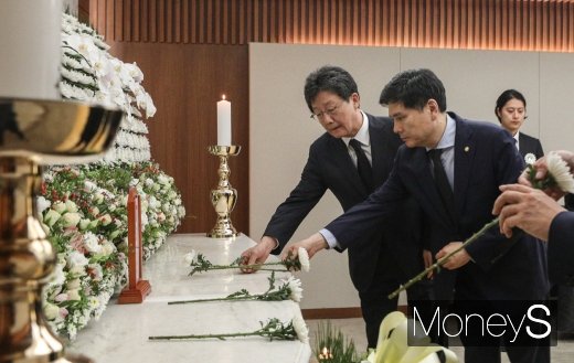 [머니S포토] 유승민·지상욱, 정두언 빈소 조문