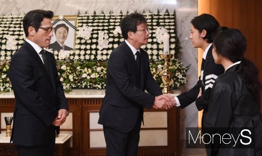 [머니S포토] 유가족 위로하는 유승민 의원