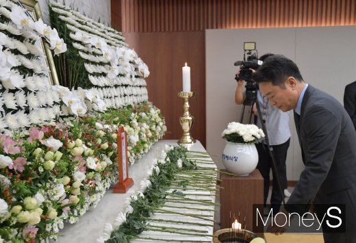 [머니S포토] 고 정두언 전 의원 조문하는 남경필