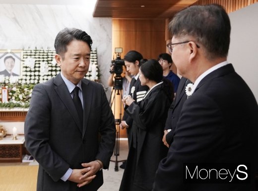 [머니S포토] 유가족 위로하는 남경필