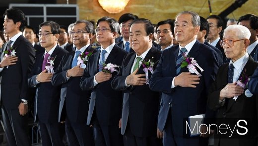 [머니S포토] 제71주년 제헌절 경축식에 참석한 5부 요인