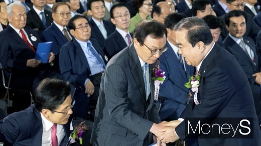 [머니S포토] 제헌절 경축식, 당대표들과 인사 나누는 문희상