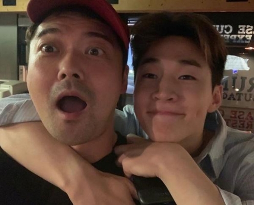 전현무, 헨리와 우정샷… 