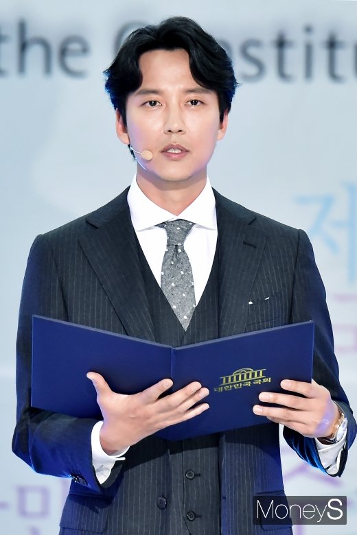 [머니S포토] 김남길, 제71주년 헌법 전문 낭독