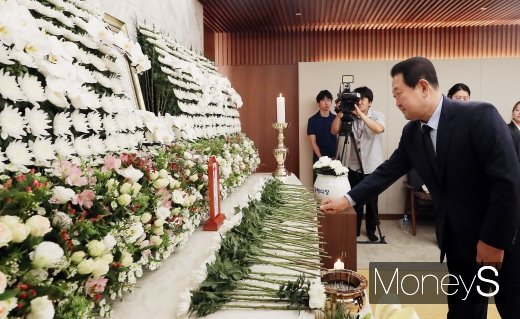 [머니S포토] 박주선 의원, 고 정두언 빈소 조문