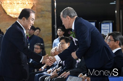 [머니S포토] 유경현 헌정회장과 악수 나누는 문희상 의장