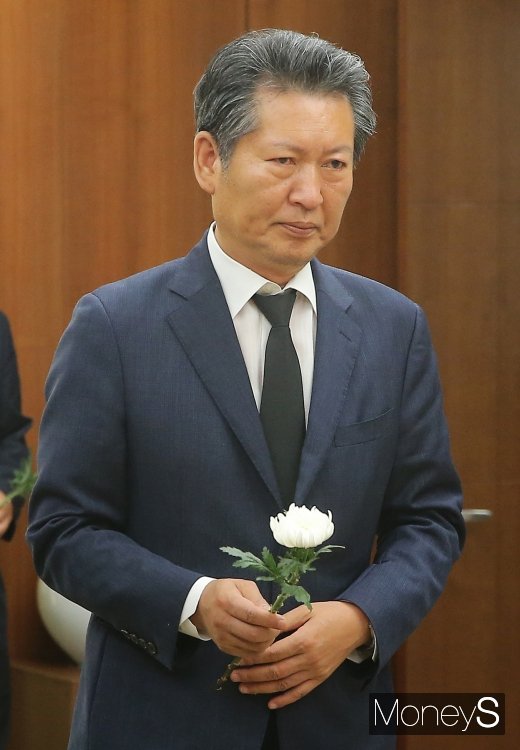 [머니S포토] 고 정두언 빈소 찾은 정청래