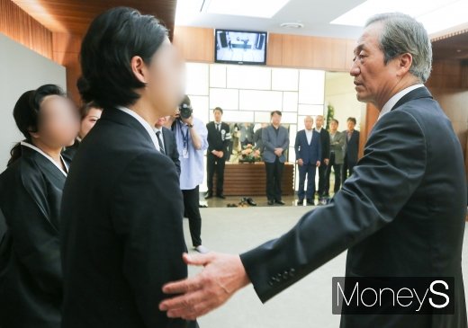 [머니S포토] 유가족 위로하는 정몽준 아산재단 이사장