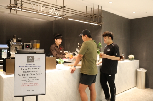 롯데백화점 광주점은 수영대회 기간중 수영대회 ID카드를 소지한 고객에게 4층 VIP Bar에서 무료 음료를 제공한다./사진=롯데백화점 광주점 제공