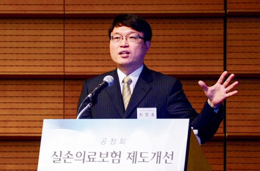 2016년 실손보험 개선안 발표하는 최양호 한국계리학회장. /사진=뉴스1 박지혜 기자
