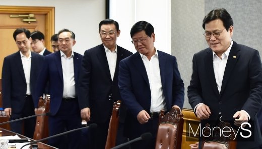 [머니S포토] 시중은행장 만난 최종구, 동산금융 활성화 주문