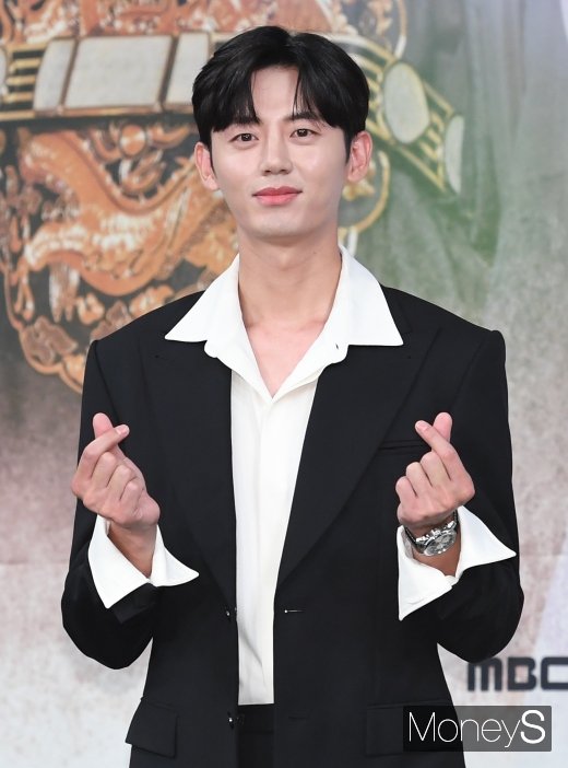 [머니S포토] 이지훈 '여심 흔드는 하트'