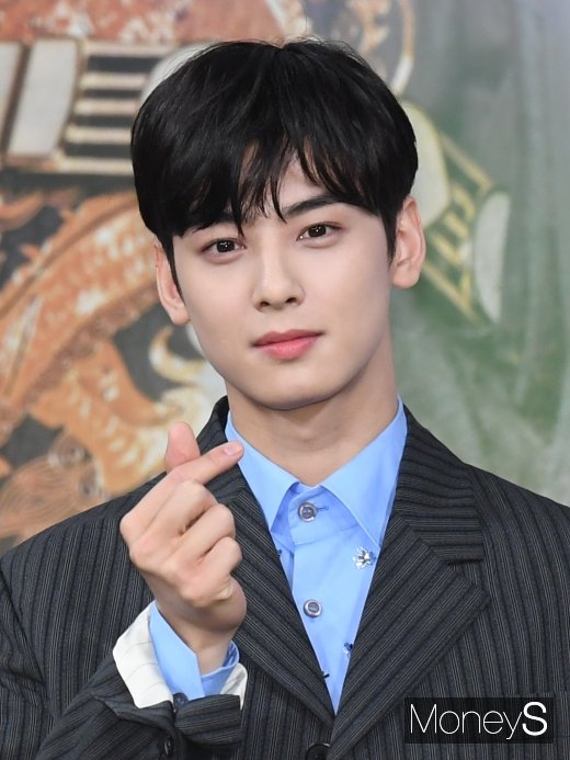 [머니S포토] 차은우 '외모 만큼 멋진 하트'