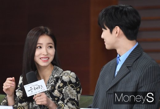 [머니S포토] 차은우 '신세경 미소짓게 만드는 눈빛'