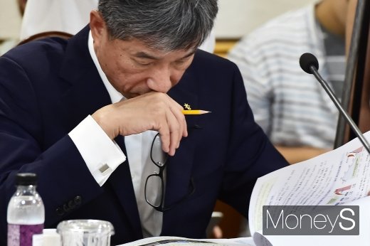 [머니S포토] 동산금융 활성화 자료 살피는 허인 행장