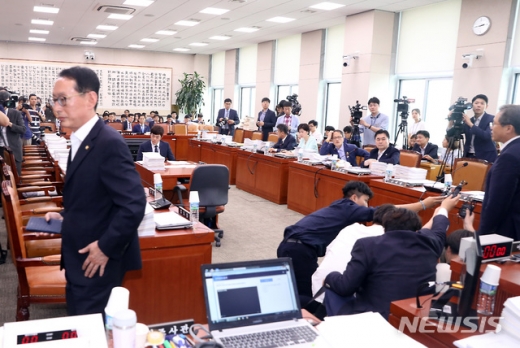  17일 서울 여의도 국회 법제사법위원회 회의장에서 한국당 김도읍 간사가 민주당 의원들에게 법사위 전체회의가 열리지 못한다고 말한뒤 회의장을 나가고 있다./사진=뉴시스