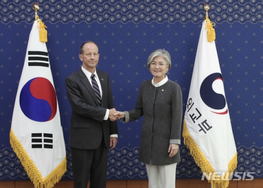 스틸웰 차관보(왼쪽) 강경화 외교부 장관. /사진=뉴시스    