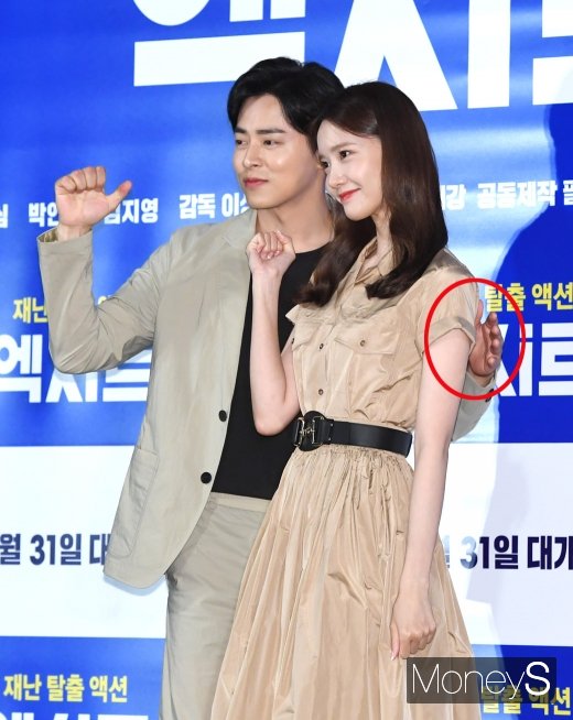 [머니S포토] 조정석, 눈에 띄는 매너손
