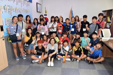 지난해 7월 자매결연 시·군 어린이 초청 행사 때 성남시장실에서 기념사진하는 홍천군 어린이들. / 사진제공=성남시