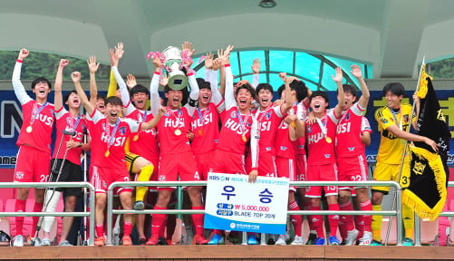 호남대 축구팀이 지난 17일 강원도 태백종합운동장에서 열린 '제15회 1,2학년 대학축구연맹전' 결승에서 단국대를 누르고 우승컵을 들어올린 후 기념촬영을 하고 있다./사진제공=호남대학교