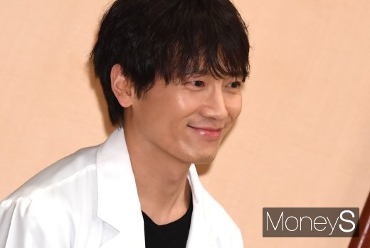 [머니S포토] 지성 '여심 훔치는 미소'