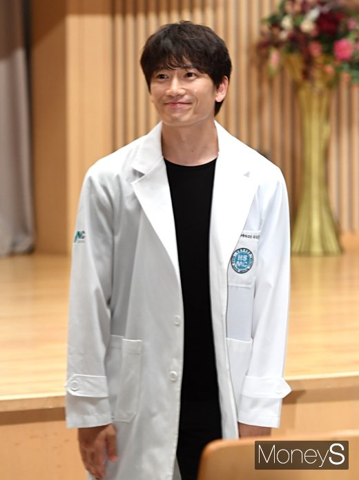 [머니S포토] 지성, 의사 가운 입고 등장