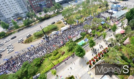 [머니S포토] 현 정부에 날 세운 민노총, 18일 총파업 대회 개최