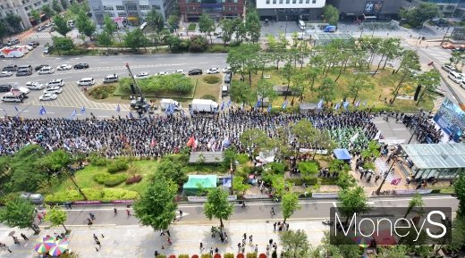 [머니S포토] 국회대로 가득 메운 민노총, 1만원 공약 준수하라