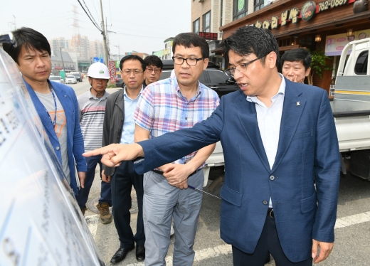 ▲18일 광주시는 이석범 부시장을 필두로 주요 교통 혼잡지역의 현장 점검을 위한 교통대책추진단 로드체킹을 실시했다. / 사진제공=광주시청