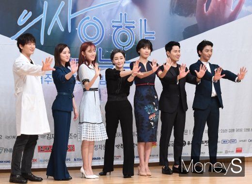 [머니S포토] 지성·이세영·정민아·김혜은·신동미·이규형·황희 '의사요한 기운 발사'
