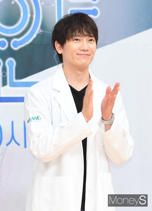 [머니S포토] 지성, 박수가 절로 나오는 비주얼