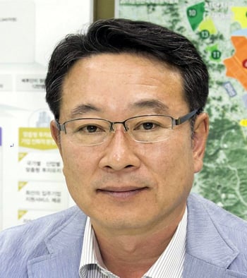   장흥 안양면 출신인 김정완 도 일자리정책과장이 장흥 부군수로 부임했다./사진제공=장흥군