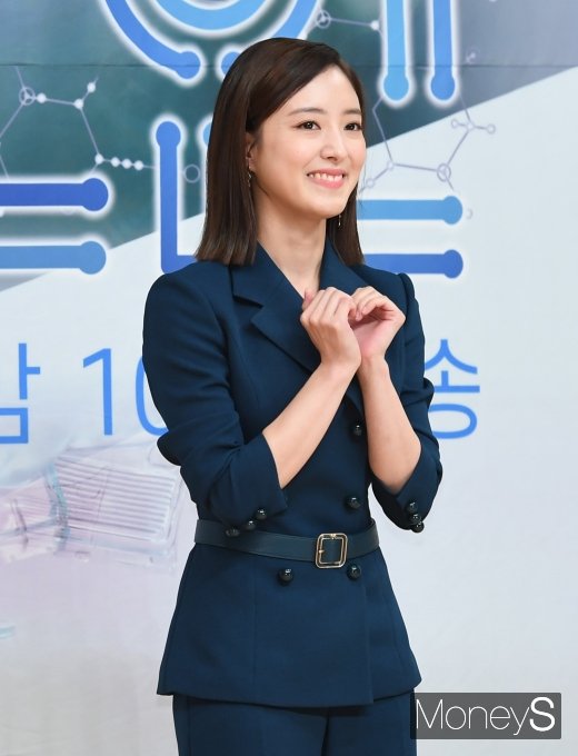 [머니S포토] 이세영 '깜찍한 하트'