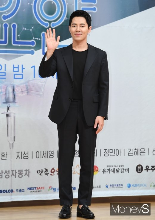 [머니S포토] 이규형, 깔끔한 올블랙 패션