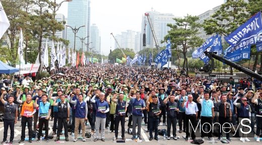 [머니S포토] 여의도에 울린 투쟁함성, 민노총 총파업 대회
