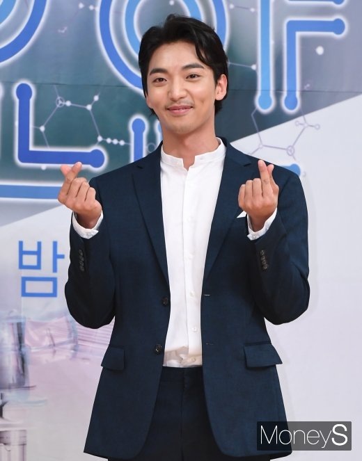 [머니S포토] '의사요한' 황희, 하트 뿅뿅