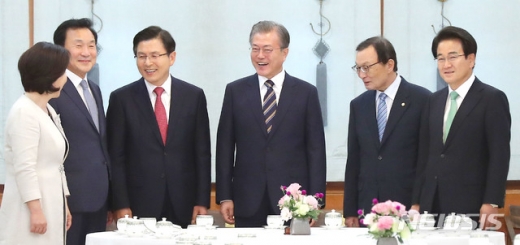  문재인 대통령이 18일 청와대 본관에서 열린 '정당 대표 초청 대화'에 앞서 여야 5당 대표들과 환담하고 있다. 오른쪽부터 정동영 민주평화당 대표, 황교안 자유한국당 대표, 문재인 대통령, 이해찬 더불어민주당 대표, 손학규 바른미래당 대표, 심상정 정의당 대표. /사진=뉴시스