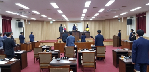 경남 의령군의회 임시회가 우여곡절 끝에 손태영 의장의 직권상정으로 지난 16일, 17일 양일간 열렸으나 한국당 소속 군의원들의 불참으로 파행을 빚었다./사진제공=의령군의회