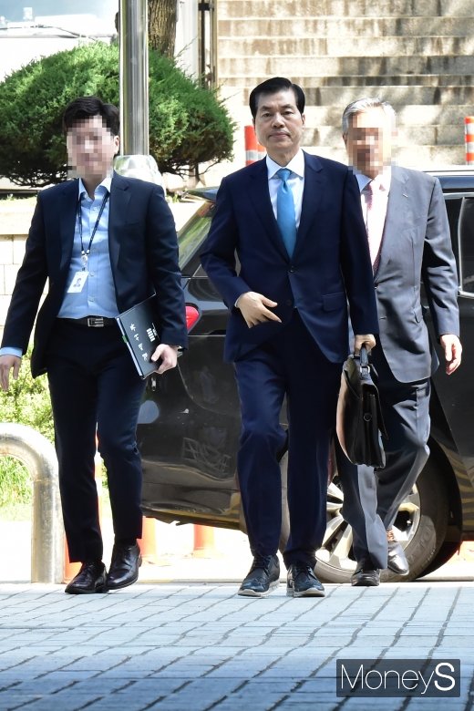 [머니S포토] 삼바 영장실심심사 위해 법정 들어서는 김태한 대표