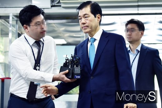 [머니S포토] 김태한 삼바 대표, 취재진 질문에 묵묵부답