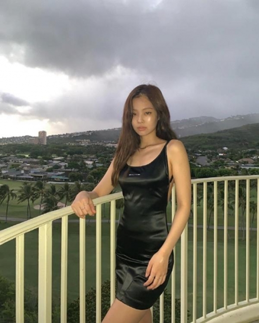 제니, 파격 원피스로 뽐낸 섹시 몸매