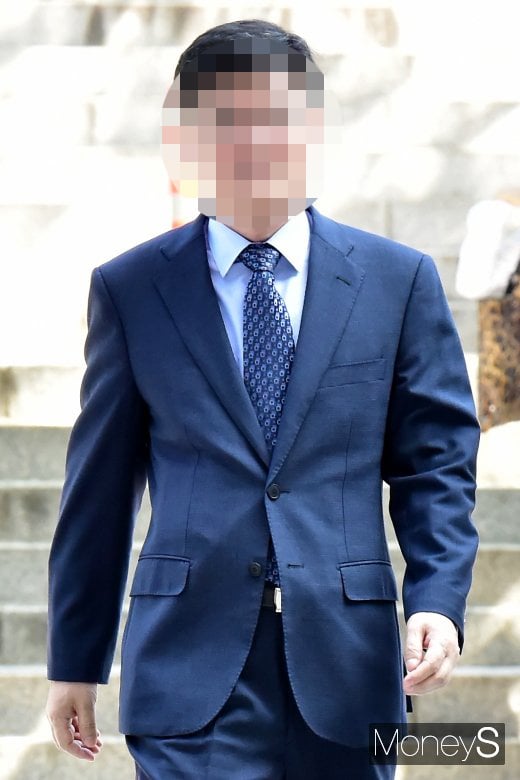 [머니S포토] 삼바 분식회계 영장실질심사 출석하는 김 모 전무