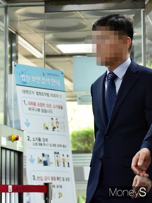 [머니S포토] 삼바 영장실질심사 들어가는 김 모 전무
