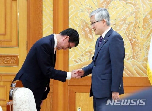 남관표 주일대사(오른쪽)가 청와대 본관 접견실에서 고노 다로 일본 외무상과 만나 악수하고 있다. /사진=뉴시스