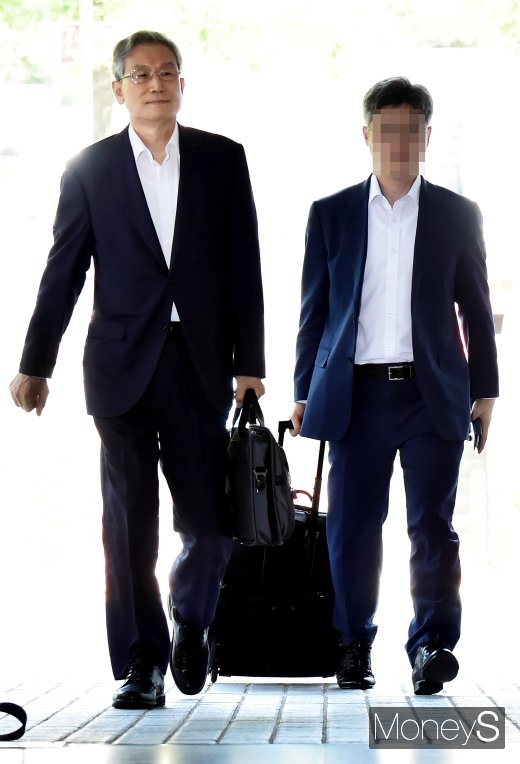 [머니S포토] 법정 들어서는 고영한 전 대법관