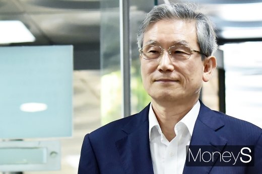 [머니S포토] 법정 들어서는 고영한 전 대법관